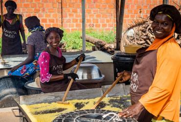 African women processing garri locally